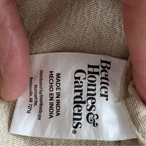 Tan and beige tablecloth 58 x 72 oval. Cotton Blend w/embroidery. EC. - Picture 13 of 14